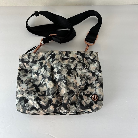 lululemon camo duffle bag Lululemon Command The Day Duffel *37L - Heritage Camo Jacquard Max Black  Graphite Grey